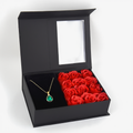 Presentbox med röda rosor och 18K förgyllt halsband.