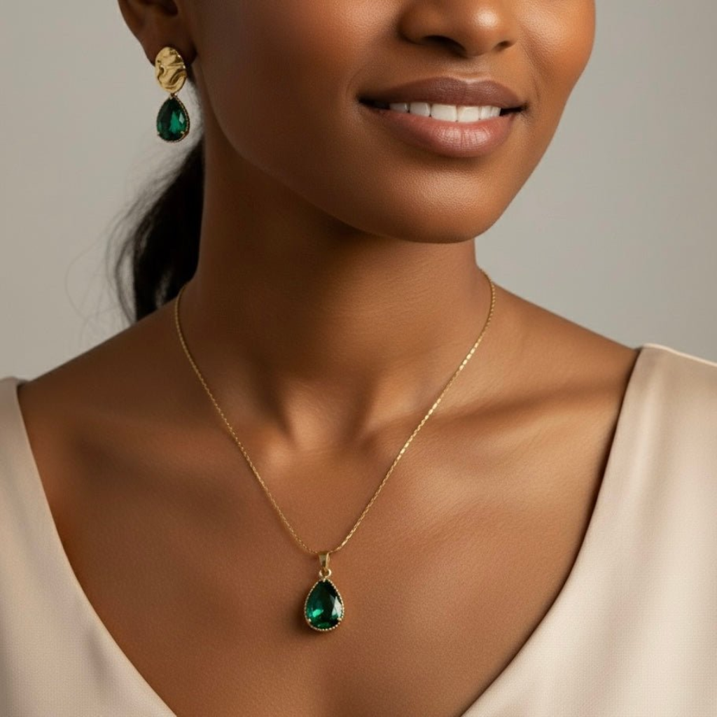 Presentbox med röda rosor och 18K förgyllt halsband